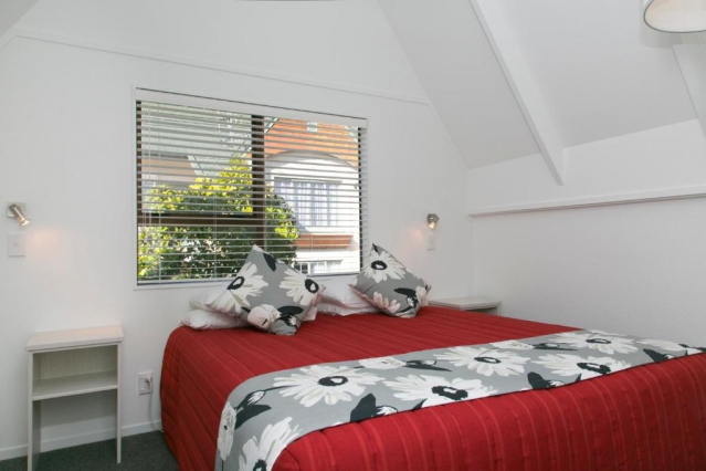 Gables Lakefront Motel