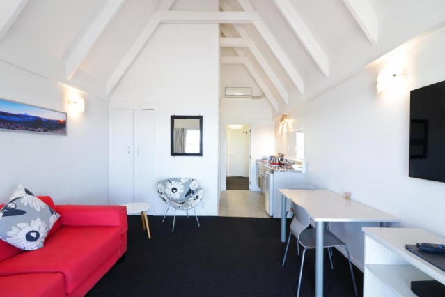 Gables Lakefront Motel