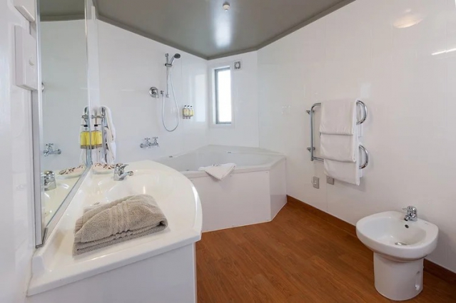 Picton Beachcomber Inn