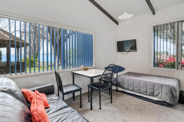 Jack & Dis Waiteti Lakefront 