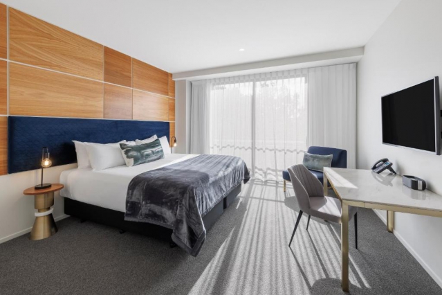 Hidden Lake Hotel and Apartments