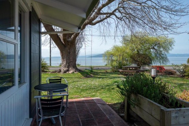 Jack & Dis Waiteti Lakefront 