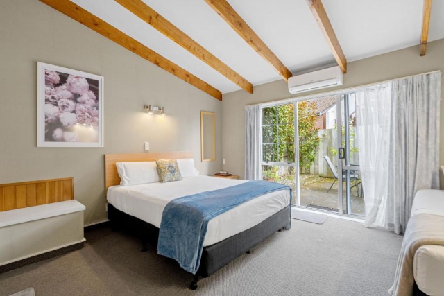 Cottage Mews Motel 