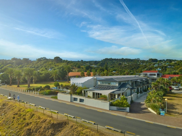 Beachfront on Waiheke 