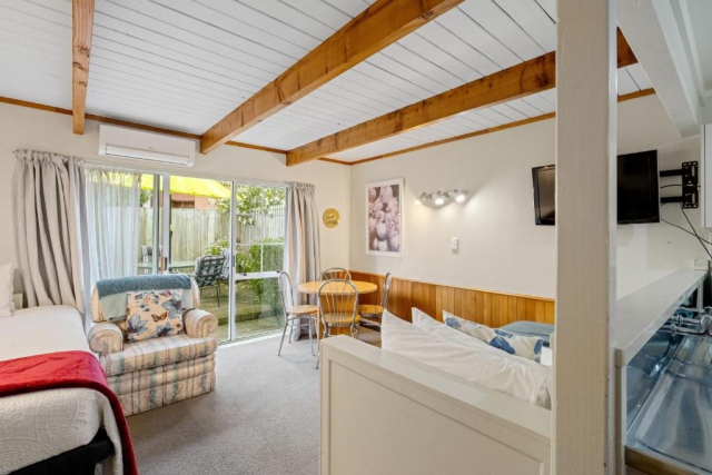 Cottage Mews Motel 