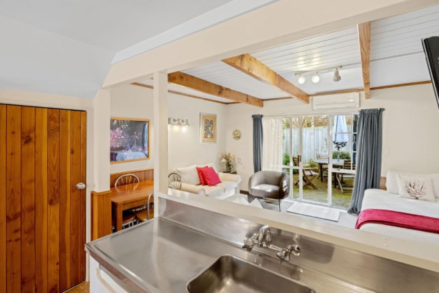 Cottage Mews Motel 